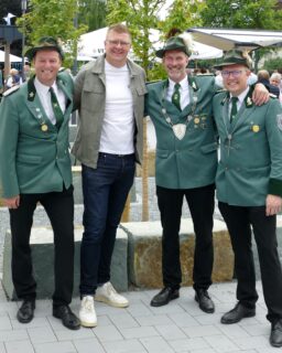 𝐄𝐢𝐧𝐰𝐞𝐢𝐡𝐮𝐧𝐠 𝐒𝐜𝐡𝐮̈𝐭𝐳𝐞𝐧𝐩𝐥𝐚𝐭𝐳 – 𝐄𝐢𝐧 𝐬𝐭𝐚𝐫𝐤𝐞𝐬 𝐆𝐞𝐦𝐞𝐢𝐧𝐬𝐜𝐡𝐚𝐟𝐭𝐬𝐩𝐫𝐨𝐣𝐞𝐤𝐭
 
Am vergangenen Wochenende durften wir bei der Einweihung des Schützenplatzes der @stnikolaus1702e.v.freienohl mit dabei sein und unser gemeinsames Projekt in einem tollen Rahmen zum Abschluss bringen! 🤩

Ein herzliches Dankeschön an unseren Landschaftsarchitekten @maxsalingre für seine hervorragende und durchdachte Planung und Steuerung der Baustelle – präzise, engagiert und stets lösungsorientiert! 👍
 
Ein ebenso großes Dankeschön an die Schützen der St. Nikolaus Schützenbruderschaft 1702 e.V. Freienohl, die das Projekt nicht nur auf Augenhöhe mitgestaltet, sondern mit beeindruckendem ehrenamtlichem Engagement tatkräftig unterstützt und zuverlässig begleitet haben. Die Zusammenarbeit war geprägt von Respekt, Miteinander und einem echten Gemeinschaftsgeist. 😍
 
Nicht zuletzt danken wir den zahlreichen regionalen Unternehmen und Beteiligten, die mit ihrem handwerklichen Können, ihrer Einsatzbereitschaft und Flexibilität wesentlich zum Erfolg beigetragen haben. Gemeinsam haben wir einen Ort geschaffen, der nicht nur funktional und optisch ansprechend, sondern auch ein echtes Stück Heimat ist. Die Umgestaltung des Schützenplatzes ist eine Investition in die Zukunft des Vereins und seiner Mitglieder.
 
So sieht gelebte Regionalität und Zusammenarbeit aus – wir freuen uns über das Ergebnis und wünschen der St. Nikolaus Schützenbruderschaft 1702 e.V. Freienohl einen Ort der Begegnung und Freude und ein schönes Schützenfest 2025! 💚 Der Countdown läuft ja bereits 🔟9️⃣8️⃣7️⃣6️⃣5️⃣4️⃣3️⃣2️⃣1️⃣...

Euer Team von Hilgenhaus Grünbau 🌱

#schützenfest #heimat #gemeinschaft #Ehrenamt #meschede #gartenbau #grünistunsereleidenschaft #GALANET #landschaftsbau 
 
Gruppenfoto: Stefan Pieper