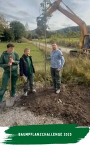 Challenge accepted 💪

Auch wir sind bei der Baumpflanzchallenge 2025 dabei! Herzlichen Dank an @drillergmbh für die Nominierung! 🌳🤝

Wir haben mit technischer Hilfe und tatkräftiger Unterstützung unserer Azubis eine Elsbeere auf unserem Betriebsgelände gepflanzt.

Wir nominieren unsererseits @dart_krananlagen , @landgasthof_hoffmann und das @bk_am_eichholz . Ihr habt 72 Stunden Zeit - viel Spaß!

Euer Team von Hilgenhaus Grünbau