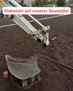 😠 𝐃𝐢𝐞𝐛𝐬𝐭𝐚𝐡𝐥 𝐚𝐮𝐟 𝐮𝐧𝐬𝐞𝐫𝐞𝐫 𝐁𝐚𝐮𝐬𝐭𝐞𝐥𝐥𝐞

In der Nacht vom 16. auf den 17.10. wurde auf einer unserer Baustellen im Alten Feld, Arnsberg ein hydraulischer Schnellwechsler (Lehnhoff HS03, mit Double Lock, mit Power Tilt, 180° schwenkbar) im Wert von rund 10.000 € entwendet.

Wir sind enttäuscht und verärgert über diesen Diebstahl – solche Aktionen treffen nicht nur uns, sondern auch unsere Mitarbeiter und durch Zeitverzögerungen auch den Kunden.

👉 Wer etwas Verdächtiges beobachtet hat oder Hinweise geben kann, wendet sich bitte direkt an uns oder an die Polizei - der Fall ist bereits aufgenommen.
Jede Information hilft!

Danke!

Euer Team von Hilgenhaus Grünbau 🌱