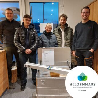 𝙂𝙪𝙩 𝙜𝙚𝙧𝙪̈𝙨𝙩𝙚𝙩.ᐟ

Heute haben unsere GaLaBau-Auszubildenden ihre Werkzeugkisten erhalten 🔧🌿

Ob Pflasterarbeiten, Pflege oder Bau – mit dem passenden Werkzeug können sie gezielt für die Prüfungen üben und ihr Handwerk weiter festigen.

Wir wünschen viel Erfolg und gutes Gelingen! 💪

Euer Team von Hilgenhaus Grünbau 🌱

#GaLaBau #Ausbildung #Azubis #Werkzeugkiste #Prüfungsvorbereitung #Handwerk #Landschaftsbau #Team #Nachwuchs #ZukunftHandwerk #arnsberg #grünistunsereleidenschaft #GALANET