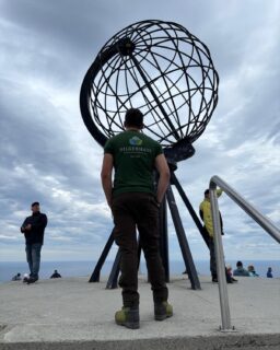 Die einen erkunden die Welt bis ans nördlichste Ende ☀️🌍.
Die anderen hatten endlich 😅 die Gelegenheit unsere Kiefern auf dem Betriebsgelände in Form zu bringen – die gute Auftragslage hat's lange nicht zugelassen, aber jetzt sieht's hier wieder schick aus! 🌲✂️

Urlaub gut, Schnitt gut, alles gut. 🙌

Genießt den Sommer!
Euer Team von Hilgenhaus Grünbau 🌱

#grünistunsereleidenschaft #GALANET  #Nordkap #Galabau #Gartenbau #Baumschnitt #Betrieb #team