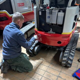 𝐖𝐢𝐧𝐭𝐞𝐫𝐳𝐞𝐢𝐭 = 𝐖𝐞𝐫𝐤𝐬𝐭𝐚𝐭𝐭𝐳𝐞𝐢𝐭 ❄️🔧

In den letzten Wochen haben unsere Azubis ordentlich angepackt und alle Maschinen wieder fit für die neue Saison gemacht:
👍 Grundkörper und Ausleger neu lackiert
👍 kleinere Reparaturen durchgeführt
👍 Jahresinspektionen – gemeinsam mit einem Fachmonteur der Firma @erwentrautgmbh – unterstützt und begleitet

Das Ergebnis kann sich absolut sehen lassen – top Job! 👏✨

Morgen startet dann die gesamte Mannschaft in ein neues Gartenjahr - mit frischer Energie freuen wir uns auf neue Projekte und viele Aufgaben, die wir gemeinsam anpacken werden! 🤝💪💡🌳

Euer Team von Hilgenhaus Grünbau 🌱

 #arnsberg #gartenpflege #gartenbau #grünistunsereleidenschaft #GALANET #ZukunftHandwerk #Team #gartenkonzepte #gartenideen #inspirationen #StolzAufUnserTeam #meschede